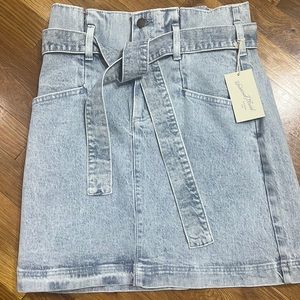 NWT Universal Threads size 6 denim skirt light wash
